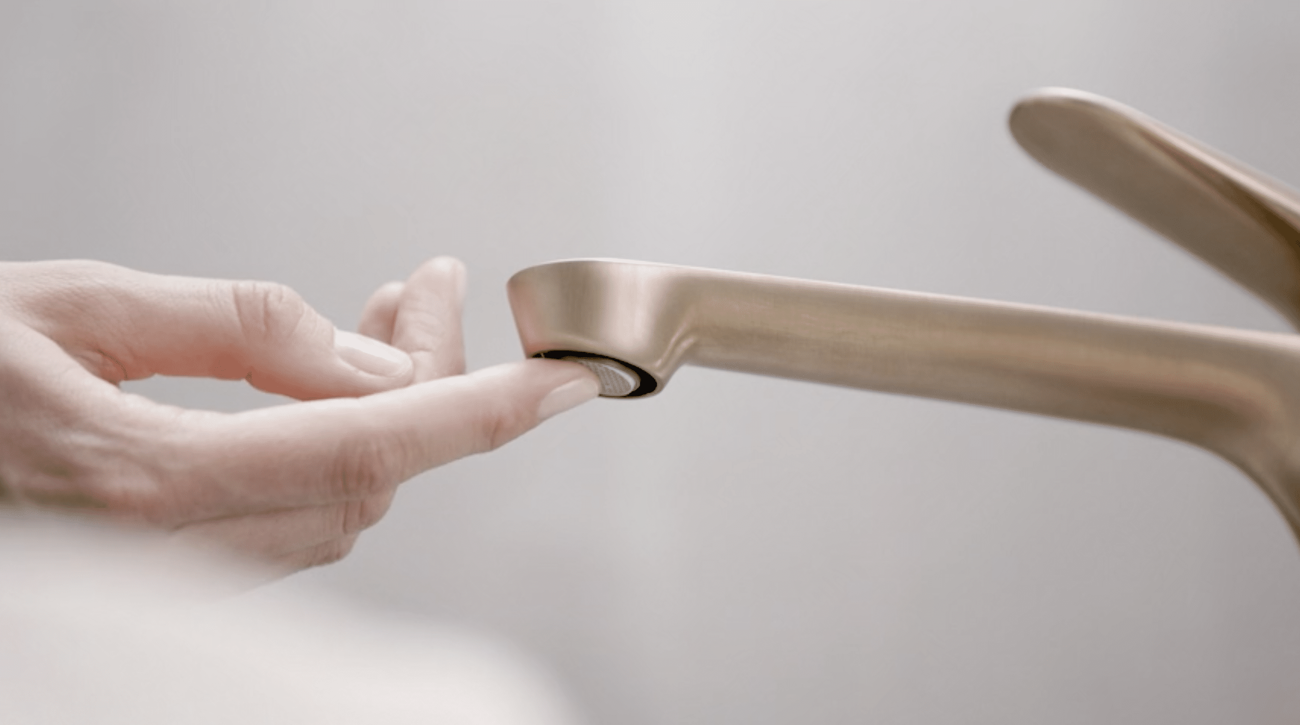 Hansa präsentiert einen Wasserhahn aus der neuen Serie HANSAGENESIS in bonze mit Stahlregler.