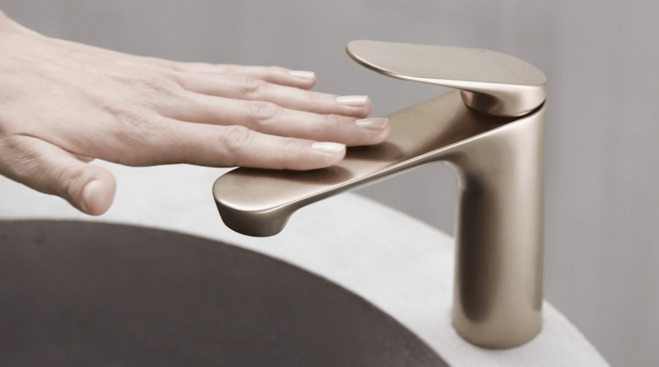 Hansa präsentiert einen Wasserhahn aus der neuen Serie HANSAGENESIS in bronze mit isoliertem Gehäuse.