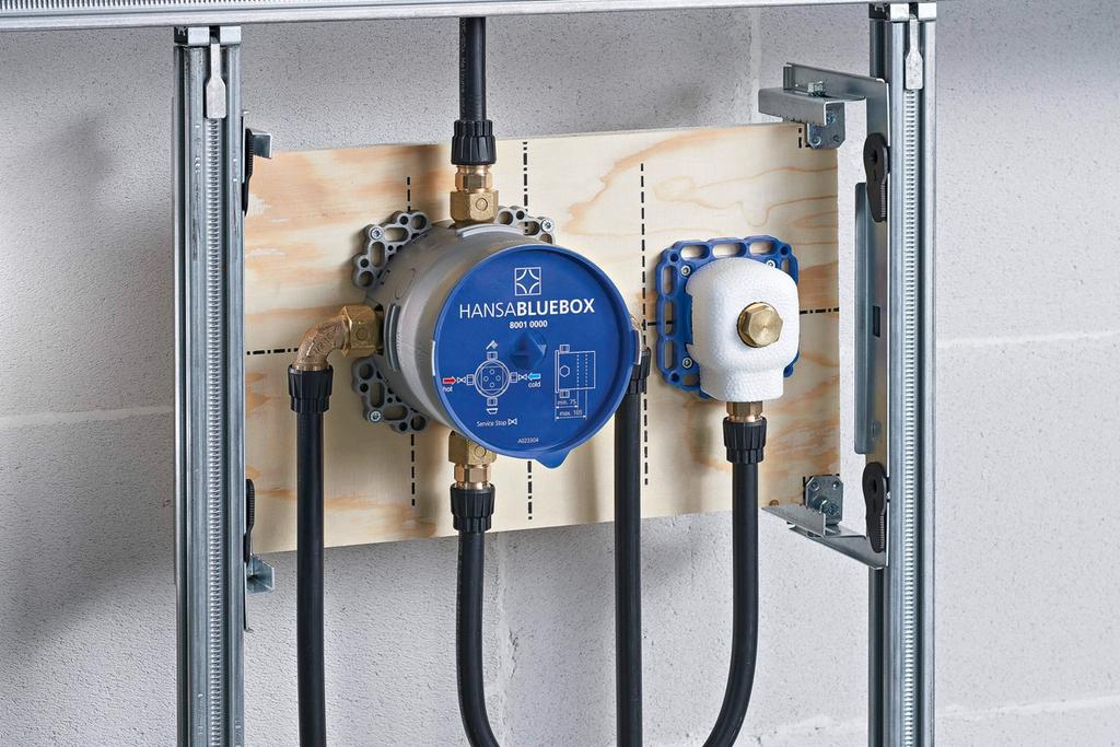 HANSA zeigt die HANSA BLUEBOX, ein Unterputzsystem, bei dem minimalistisches Design auf fortschrittliche Technik trifft.