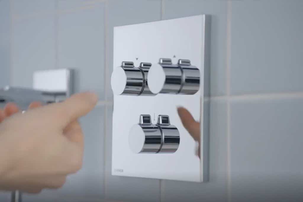 HANSA zeigt das Fertigset HANSA EASYMIX für zwei Abgänge in chrom.