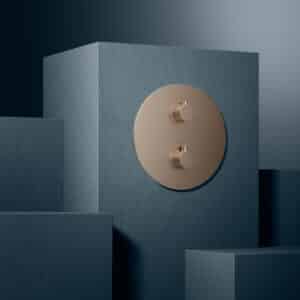 HANSA zeigt die Rosette einer Bluebox Armatur in brushed bronze.
