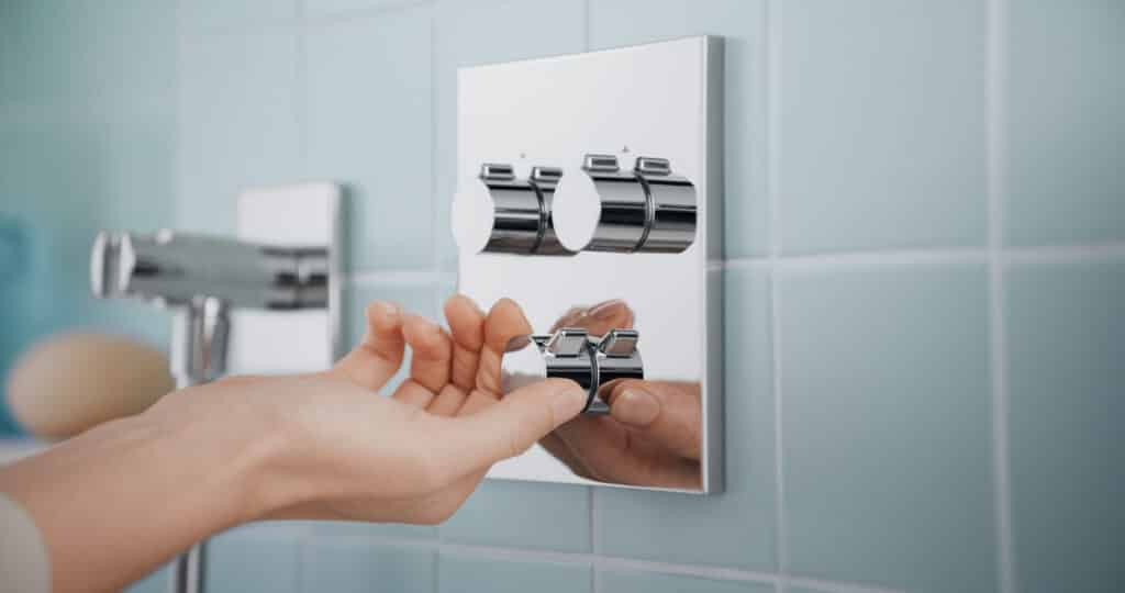 HANSA zeigt die Bedienung der Easymix Armatur in chrom mit drei Drehreglern.