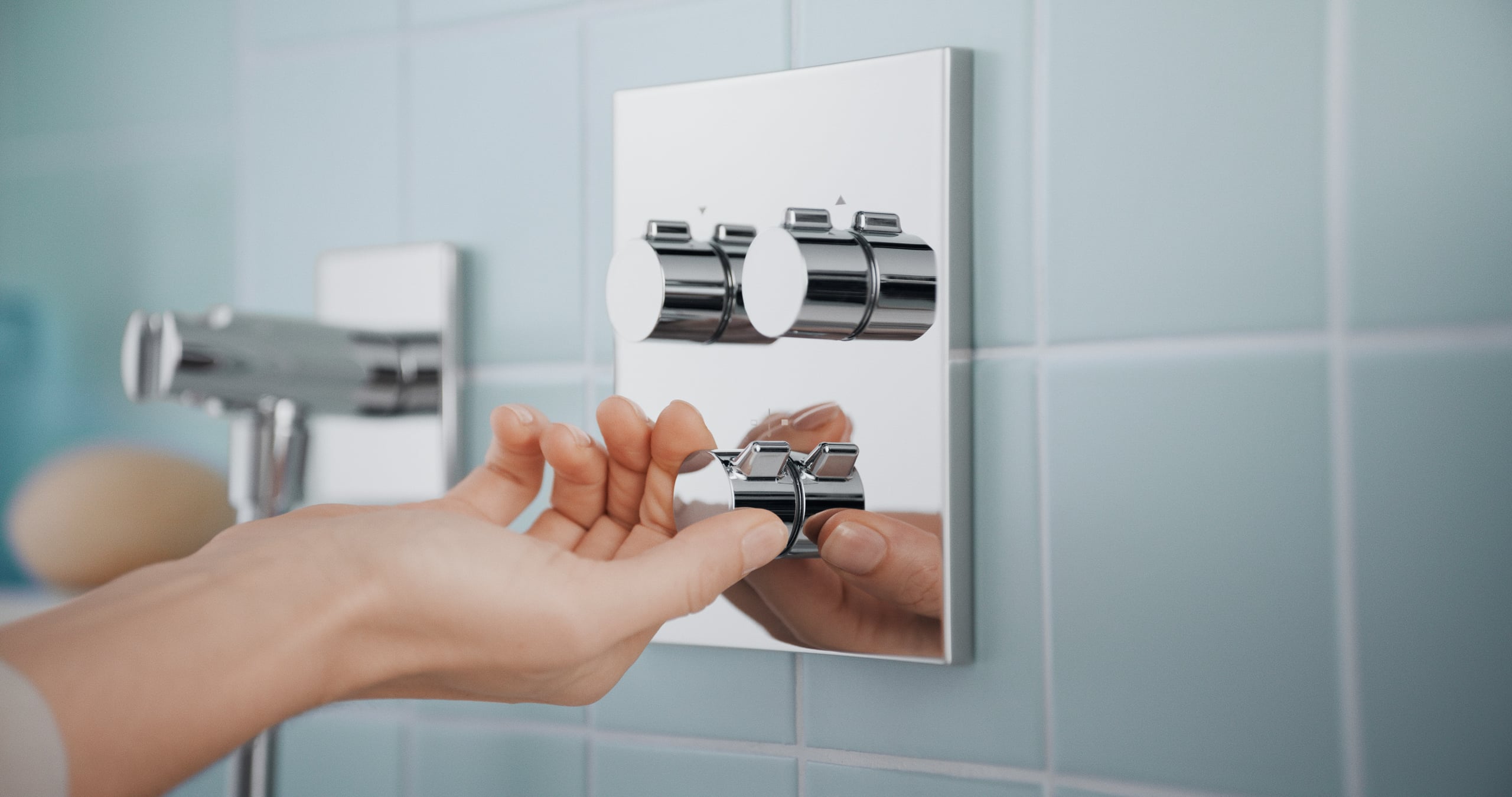 HANSA zeigt die Bedienung der Easymix Armatur in chrom mit drei Drehreglern.