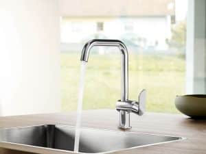 HANSA präsentiert eine Küchenarmatur aus der Serie HANSABASIC mit laufendem Wasser.