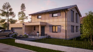 Hartl Haus zeigt Einfamilienhaus mit Holzfassade, Satteldach, überdachtem Eingangsbereich, Garage und Gartenzaun aus Metall.