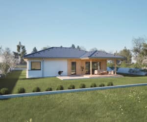 HARTL HAUS zeigt einen Bungalow mit Walm-Kehldach weissem Putz und einer überdachten Terrasse mit holzverkleideter Fassade und Stufe zum weiterführenden Terrassenbereich mit großer Gartenfläche.