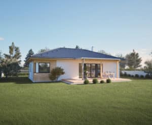 HARTL HAUS zeigt einen Bungalow mit Walmdach, großem Garten, einem Fassadenelement aus Holz, einer überdachten Terrasse mit Schiebetüren und schwarzem Alurahmen und einem Terrassenpodest mit Holzdielen.