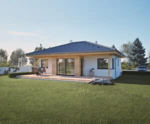 HARTL HAUS zeigt einen Bungalow mit Walmdach, einem Fassadenelement aus Holz den Erker verkleidend, Terrassenüberdachung und einem Terrassenpodest mit Holzdielen.