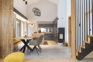 Einfamilienhaus mit offenem Wohnbereich und Blick in die offene Wohnküche von HARTL HAUS.