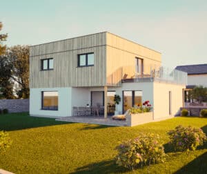 Ein Flachdachhaus mit Holz‑Elementfassade, Balkon mit Glasgeländer, Garten und überdachtem Terrassenbereich mit Holzpodest von HARTL HAUS.