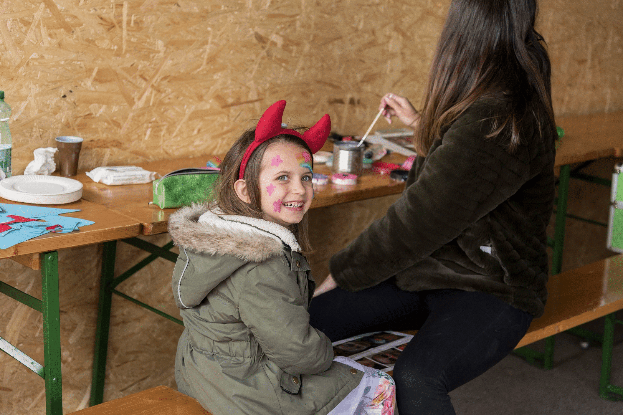 Beim Tag der offenen Tür gibt ein Programm für alle wie z.B. Kinderschminken.