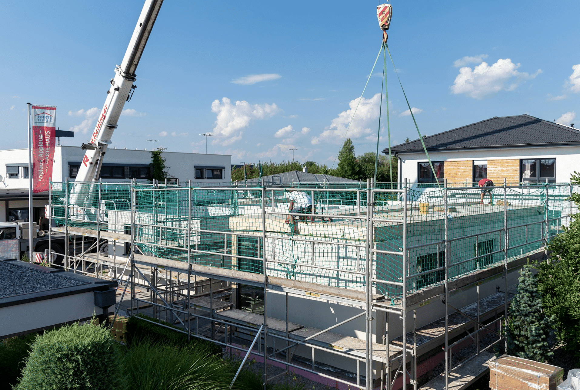 Hausbau ist eine Investition fürs Leben. Modernste Fertigung und die Auswahl bester Materialien lassen Häuser mit hoher Energieeffizienz und niedrigem Energiebedarf entstehen. So wird das eigene Zuhause langfristig eine Investition die Unabhängigkeit und Sicherheit schafft.