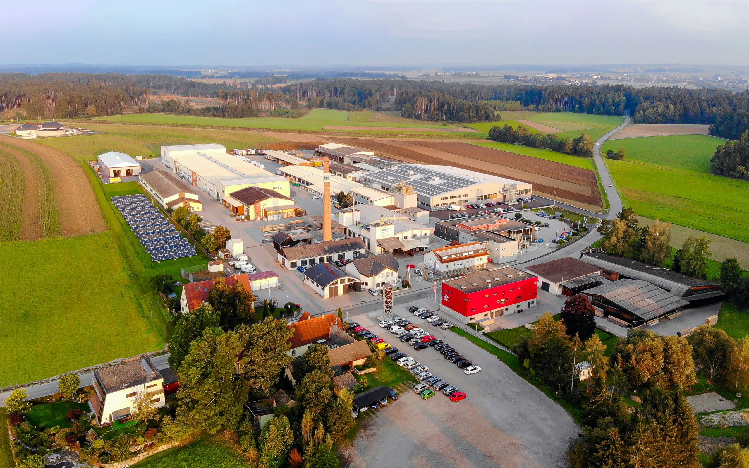 Alles unter einem Dach. Im Werk Echsenbach entstehen täglich Traumhäuser von der Planung bis zur fertigen Küche aus Meisterhand von HARTL HAUS.