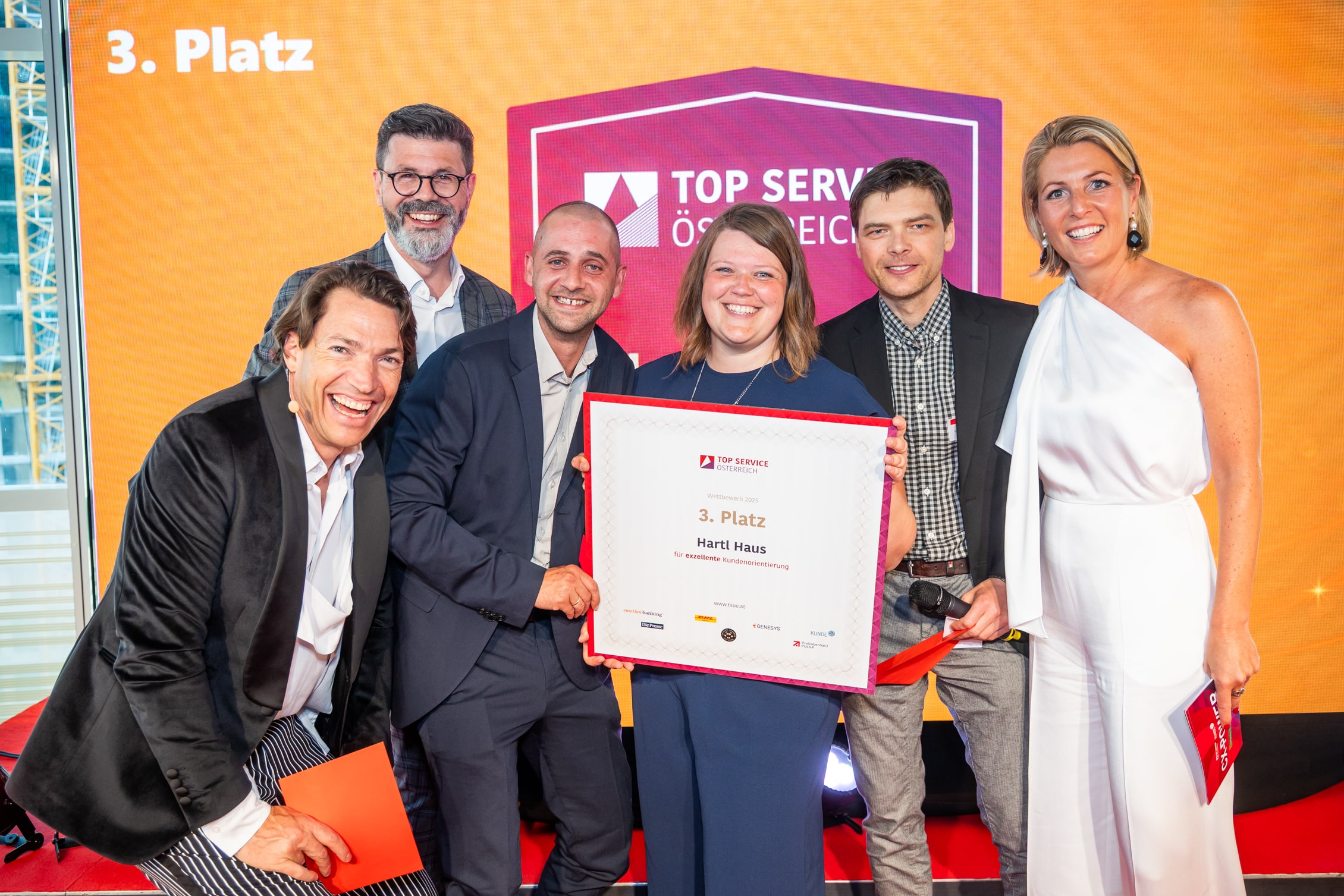 HARTL HAUS belegt Platz 3 in der Kategorie B2C beim Top Service Österreich Ranking 2025. V.l.n.r.: Christian Rauscher, Michael Köttritsch, Philipp Müller und Sabine Steinbauer von HARTL HAUS, Tobias Seifried und Barbara Aigner.