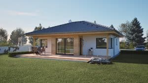 Ein Bungalow mit Garten, Terrassenpodest, einer Ausflucht mit Terrassenschiebetüren und Fassadenverkleidung aus Holz und einem Walmdach mit Dachüberstand von Hartl Haus.