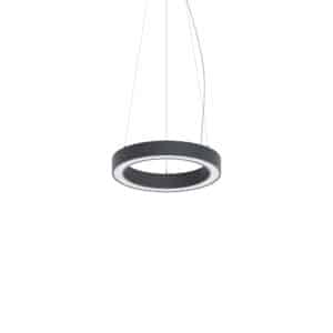 HAWO präsentiert eine runde, schwarze Hängeleuchte an drei Drahtseilen mit einem Leuchtring aus LED-Leuchtmittel.