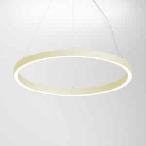 HAWO präsentiert eine große, runde, beigefarbene Hängeleuchte an drei Drahtseilen mit einem Leuchtring aus LED-Leuchtmittel.