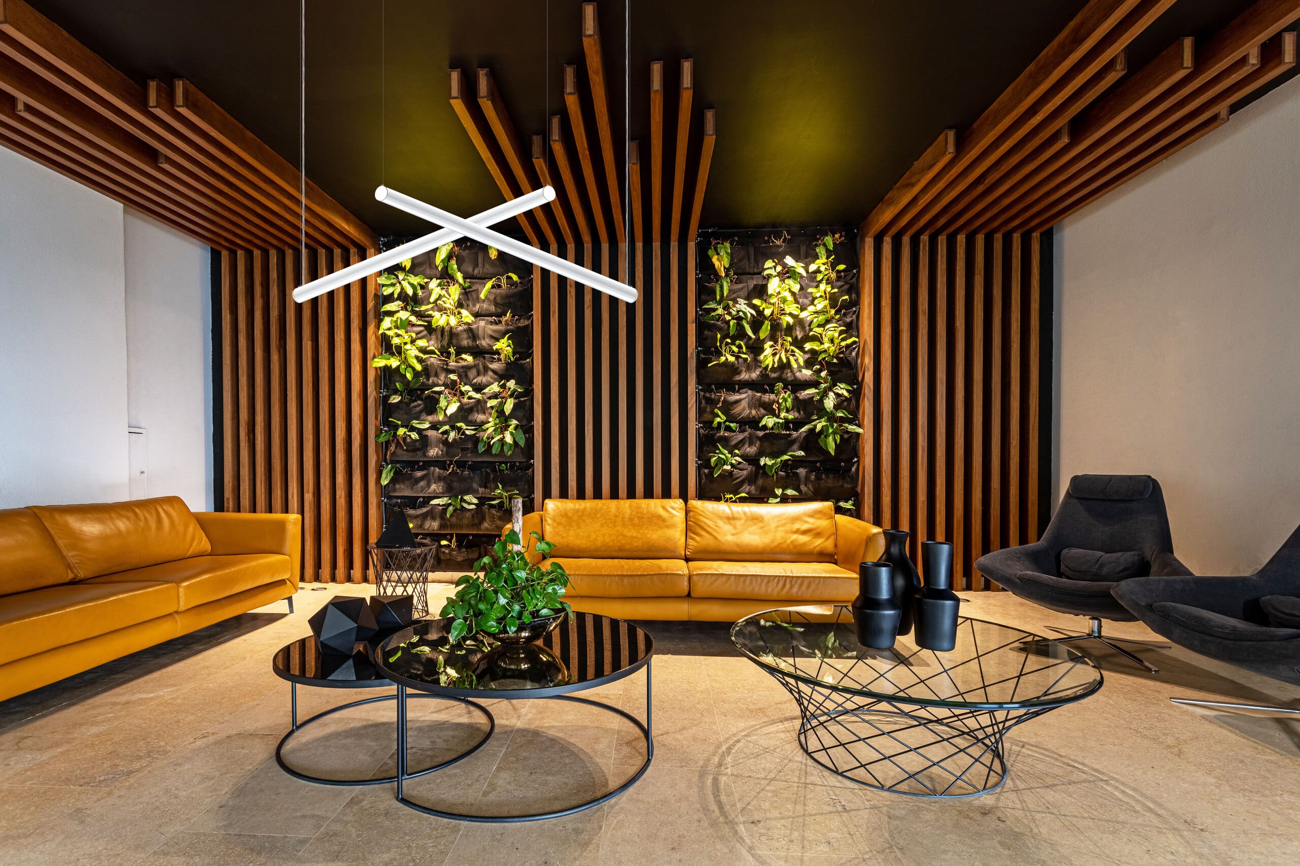 HAWO präsentiert eine Hängeleuchte im elegant schlichten Design in einem Wohnbereich.