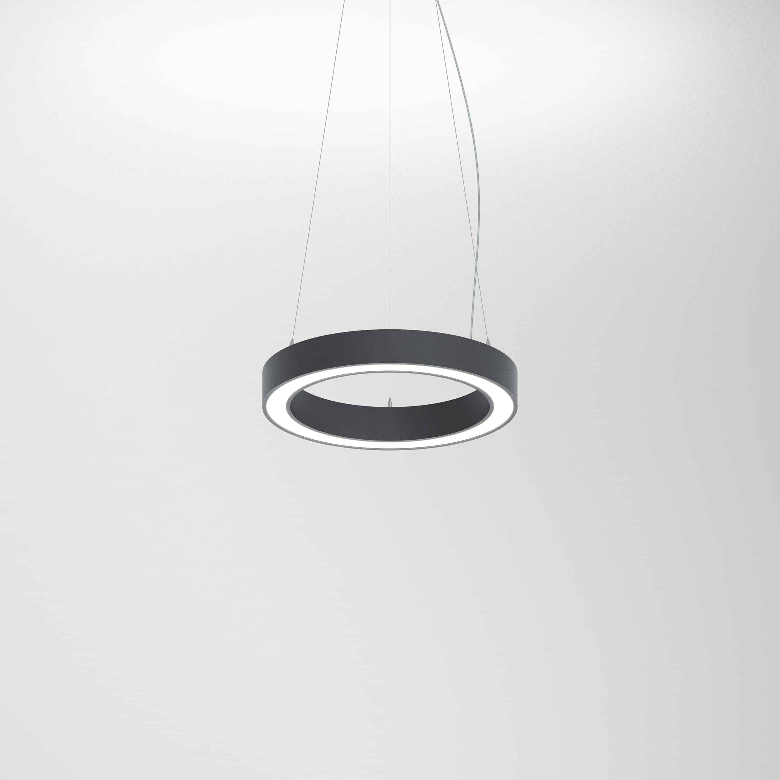 HAWO präsentiert eine runde, schwarze Hängeleuchte an drei Drahtseilen mit einem Leuchtring aus LED-Leuchtmittel.