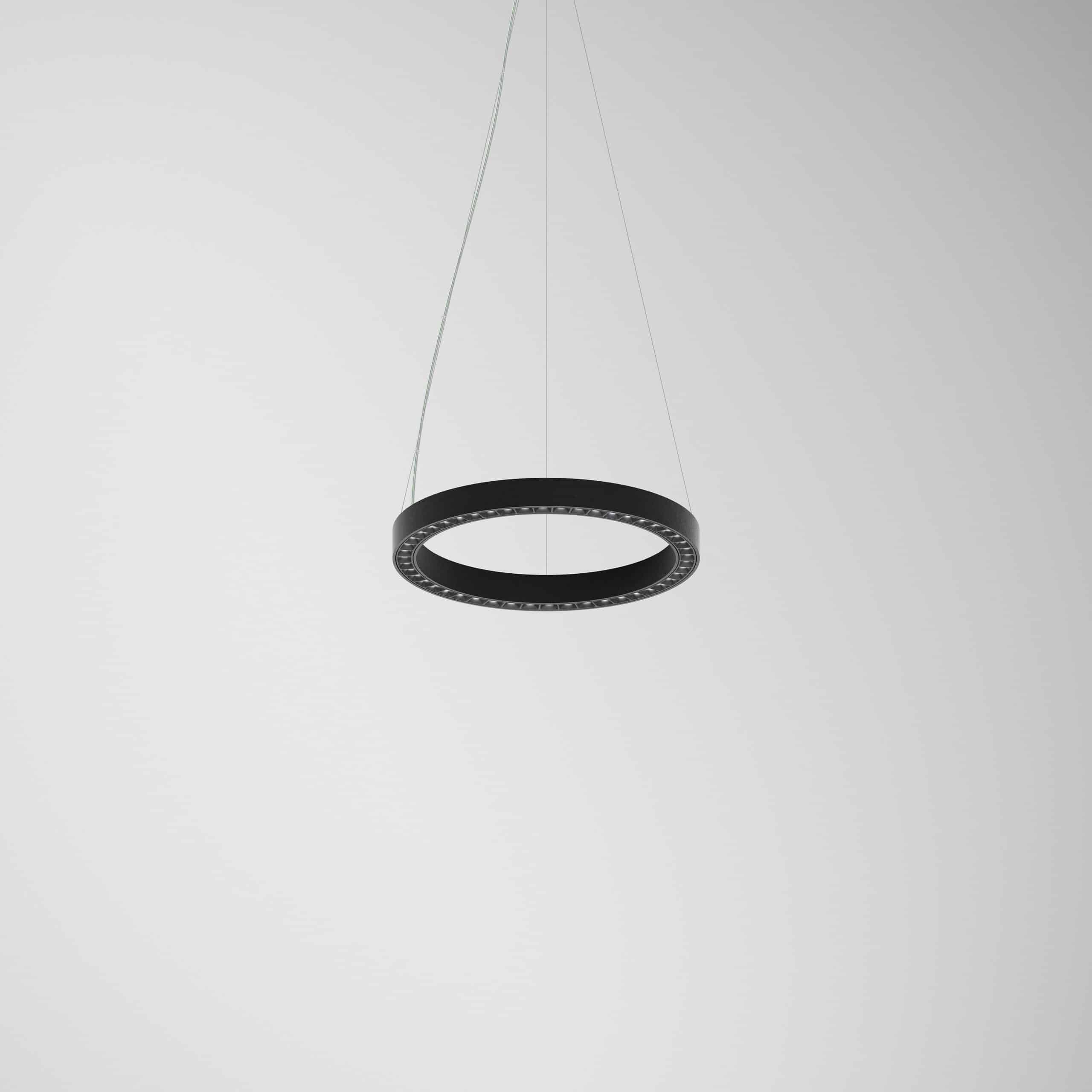 HAWO präsentiert eine runde, schwarze Hängeleuchte an drei Drahtseilen mit kleinen LED-Lämpchen.