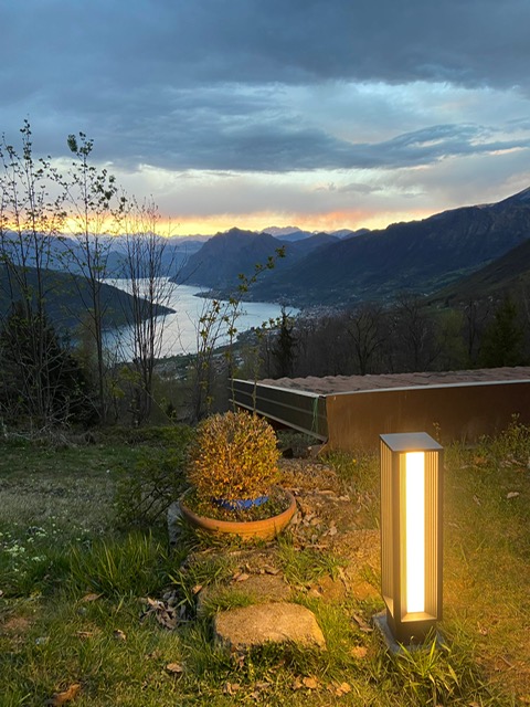 HAWO präsentiert eine rechteckige Lichtsäule in einem Garten.