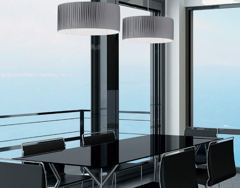 HAWO zeigt einen Sitzbereich mit zwei großen Hängeleuchten und großen Glasflächen, die viel Tageslicht bringen.