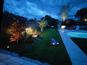 HAWO zeigt ein Lichtkonzept in einem Garten mit Pool bei Nacht.