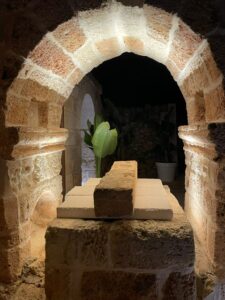 HAWO zeigt eine Gewölbe aus Naturstein, das bei Nacht indirekt beleuchtet wird.