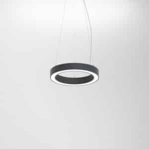 HAWO präsentiert eine runde, schwarze Hängeleuchte an drei Drahtseilen mit einem Leuchtring aus LED-Leuchtmittel.