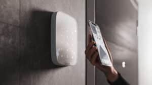 Ein weisses, abgerundetes Ajax KeyPad in Wandmontage mit App-gesteuerter Alarmbedienung von Heimdall Alarmsysteme.