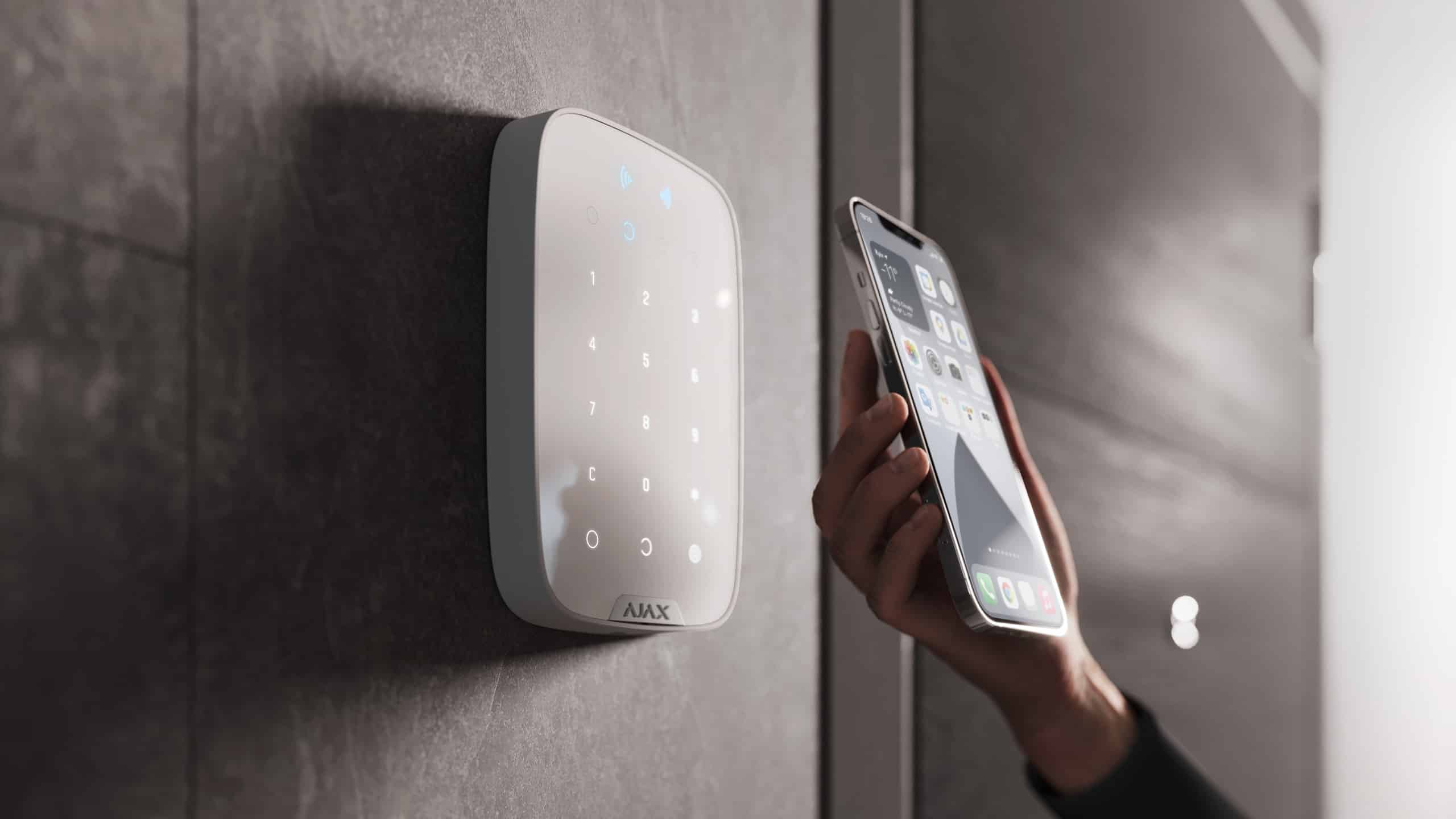Ein weisses, abgerundetes Ajax KeyPad in Wandmontage mit App-gesteuerter Alarmbedienung von Heimdall Alarmsysteme.