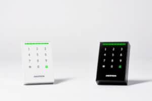 Zwei kompakte Jablotron-Bedienteile 121E für ein Alarmsystem mit klar strukturiertem Tastenfeld und moderner, minimalistischer Optik in Weiss und Schwarz erhältlich zur einfachen Systemsteuerung von Heimdall Alarmsysteme.