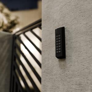 Eine Jablotron JA-123E NFC Bus-Tastatur in Schwarz ist in einer Frontansicht dargestellt und dient der sicheren Zutrittskontrolle sowie der komfortablen Bedienung des Alarmsystems von Heimdall Alarmsysteme.