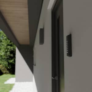 Eine Jablotron JA-123E NFC Bus-Tastatur in Schwarz an einer Haustür installiert von Heimdall Alarmsysteme.