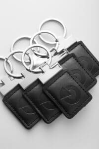 Ein Leder-RFID-Tag - hier in Detailansicht dargestellt - dient der kontaktlosen Scharf- und Unscharfschaltung eines Alarmsystems von Heimdall Alarmsysteme.