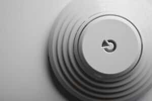 Ein Jablotron-Rauchmelder in Detailaufnahme zur zuverlässigen Erkennung von Rauch und Bränden im Eigenheim von Heimdall Alarmsysteme.