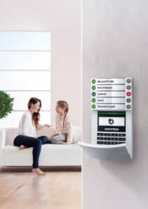 Ein Jablotron-Zugangsmodul mit RFID-Lesegerät zur komfortablen Zutrittskontrolle und sicheren Zugangslösung für das Eigenheim von Heimdall Alarmsysteme.