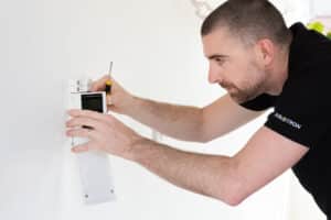 Ein installiertes Jablotron-Zugangsmodul mit RFID-Lesegerät zur sicheren Zutrittskontrolle und komfortablen Zugangslösung von Heimdall Alarmsysteme.