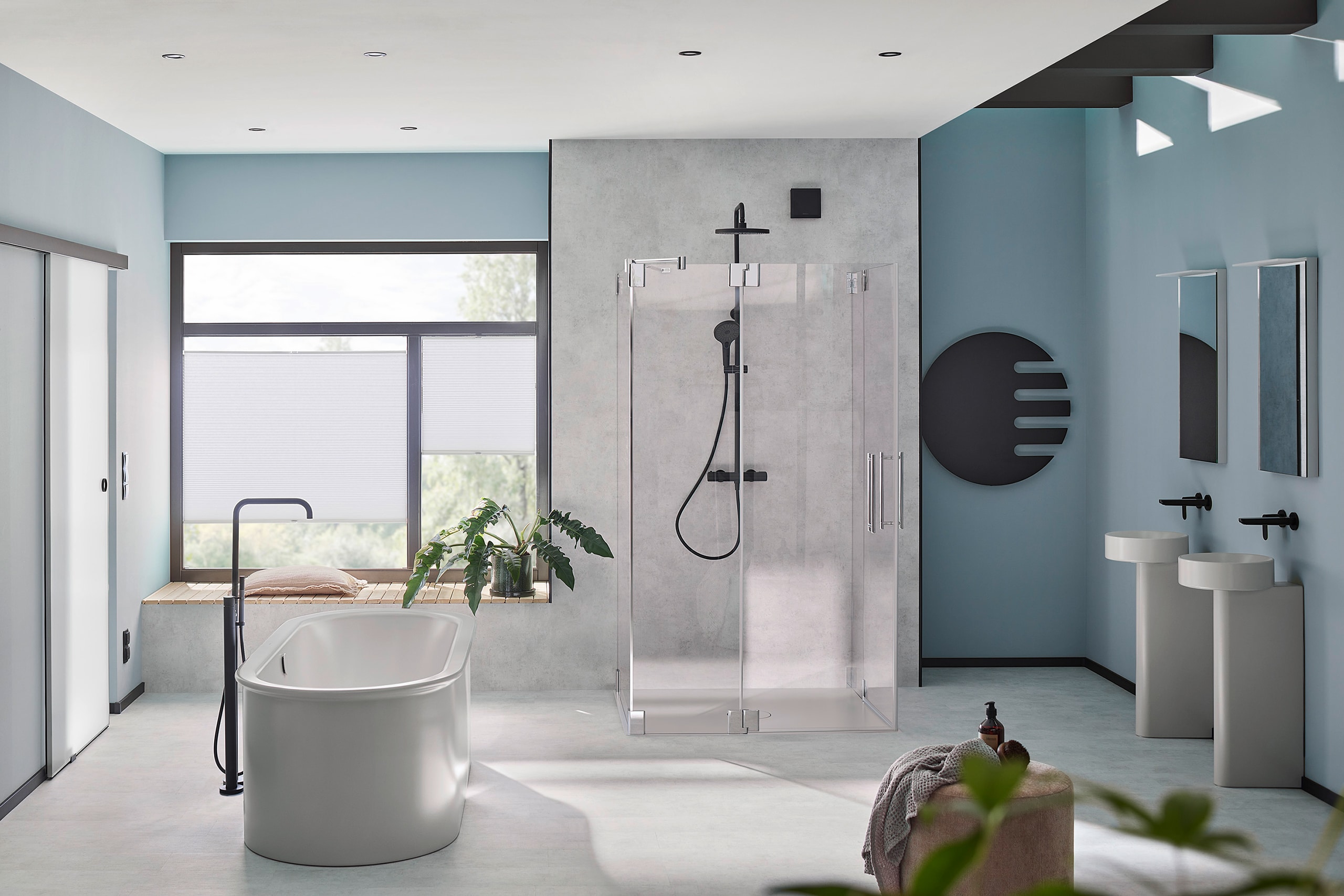 Helios präsentiert ein großes Badezimmer, das mit dem neuen Designlüftungsventil in Schwarz ausgestattet ist.