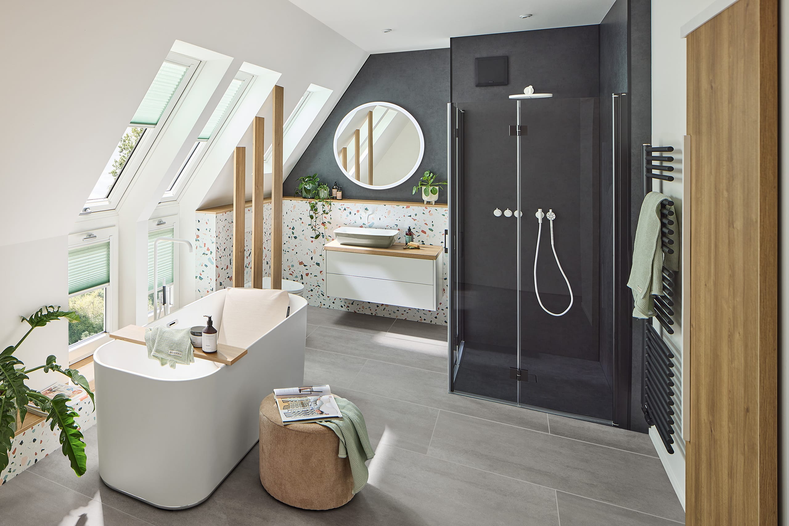 Helios präsentiert ein Badezimmer in einer Mansarde, das mit dem neuen Designlüftungsventil in Schwarz ausgestattet ist.
