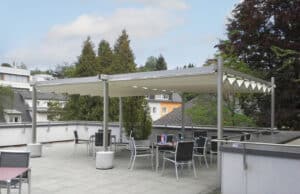 Dachterrasse mit freistehender Pergola mit Faltdach der Marke Gibus Typ Isola Fly gezeigt von HELLSAN.