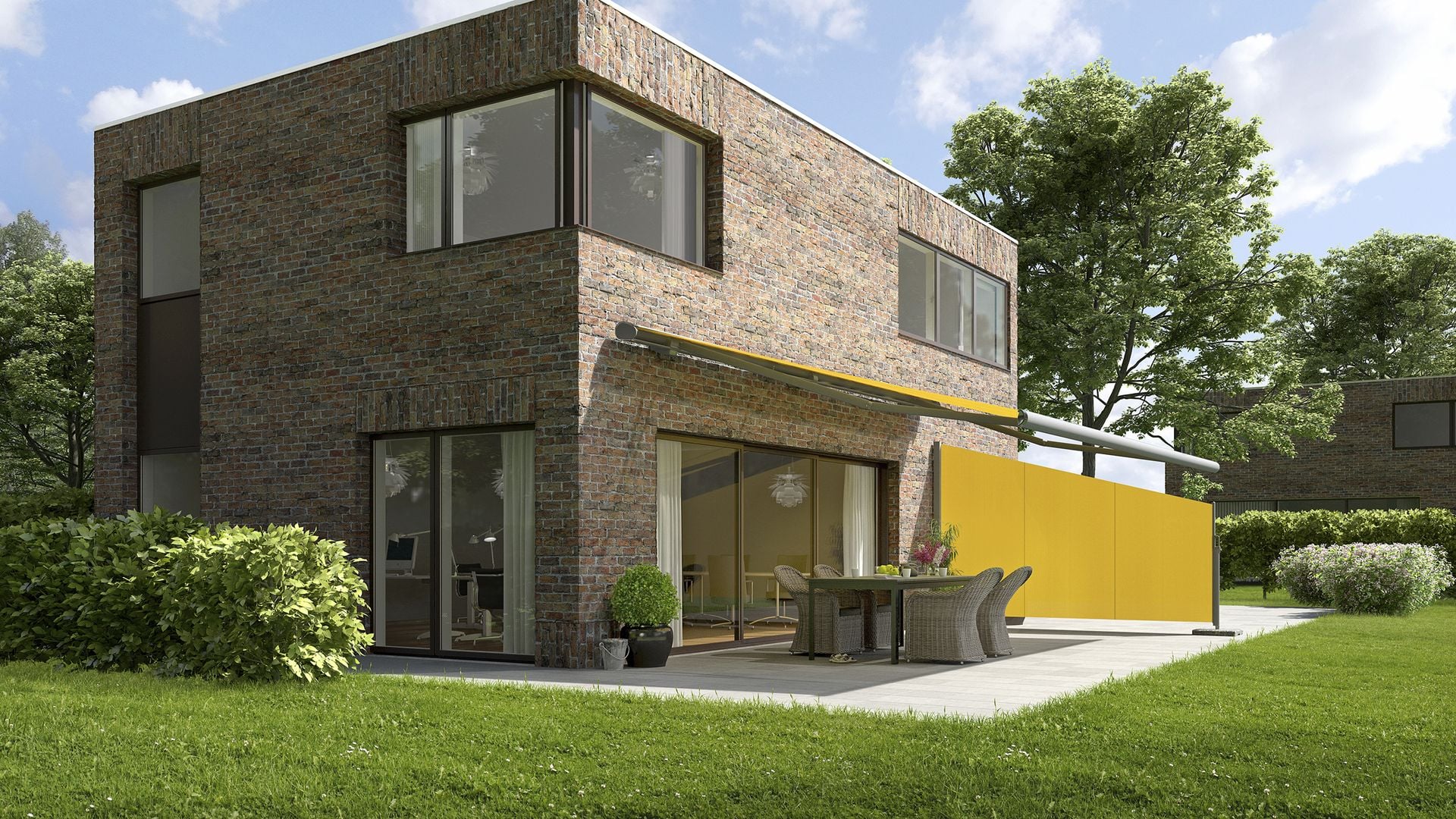 Eine ausgefahrene Markilux 790 Markise mit gelbem Tuch, grauem Gestell und passender Seitenmarkise mit Schrägschnitt gezeigt von HELLSAN.