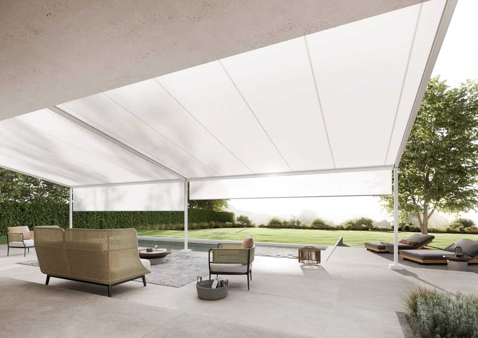 Ein XXL-Terrasse mit wandmontierter Markilux MX Pergola aus weissem Tuch, mit Schattenplus und weissem Gestell, gezeigt von HELLSAN.