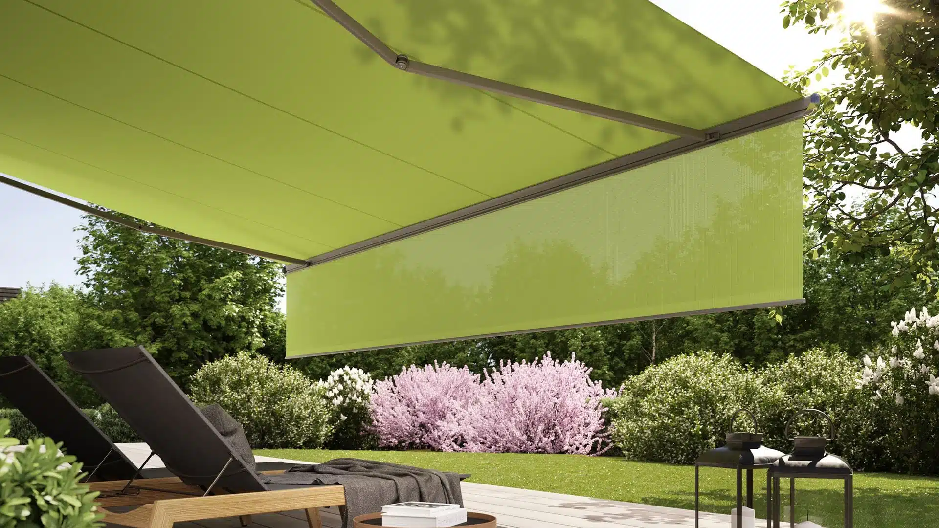 Eine ausgefahrene Markilux 1600 Markise mit hellgrünem Tuch, Schattenplus und grauem Gestell von HELLSAN.