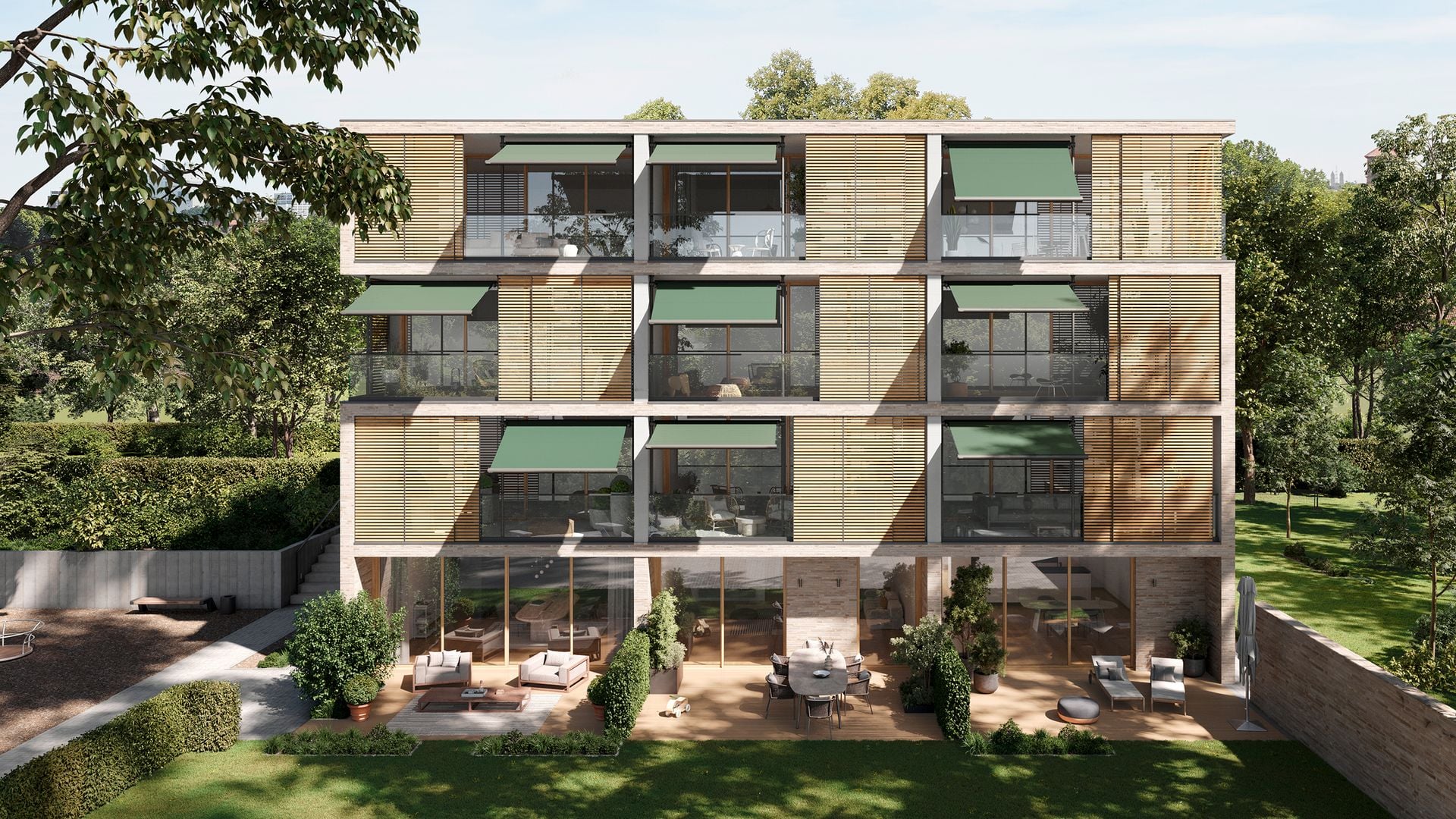 Ein Mehrfamilienhaus mit Balkonen mit Glasgeländer und Holzschiebeläden, ausgestattet mit grünen Markilux 900 Klemmmarkisen gezeigt von HELLSAN.