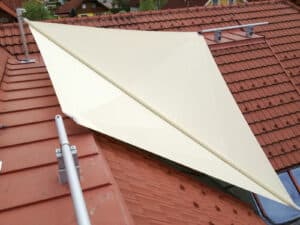 Ein modernes Soliday Sonnensegel sorgt hier als clevere Ecklösung für flexible Beschattung der Dachverglasung mit dachmontierten Eckpfeilern gezeigt von HELLSAN.