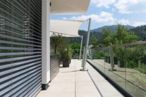 Ein Sonnensegel auf einer modernen Terrasse von SunFurl, gezeigt von HELLSAN.
