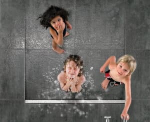 Hutterer & Lechner zeigt einen rechteckigen Duschablauf mit parallel angeordneten Rillen für den Wasserablauf.