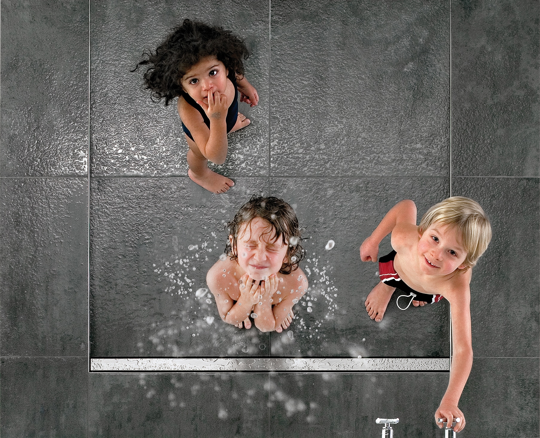 Hutterer & Lechner zeigt einen rechteckigen Duschablauf mit parallel angeordneten Rillen für den Wasserablauf.