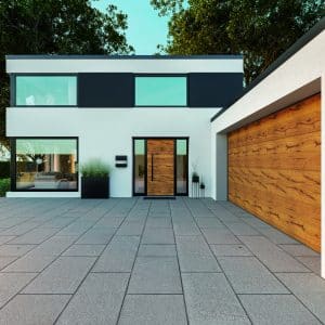 Aluminiumhaustür mit Verkleidung im Stadelholzstil mit angrenzender Garage und passendem Sektionaltor von Hörmann Austria.